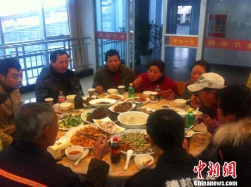 中國(guó)僑網(wǎng)資料圖:華人與年夜飯。(中新網(wǎng) 陳旭軍 攝)