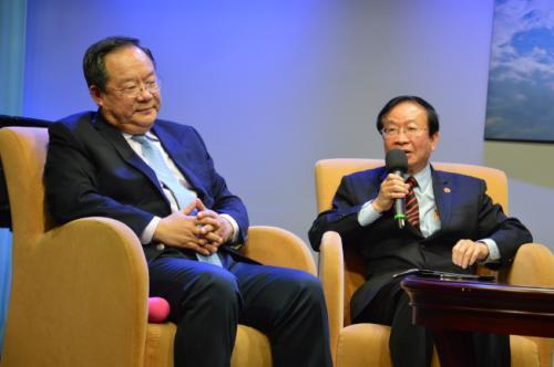 中國(guó)僑網(wǎng)陳熾(右)給出五個(gè)建議助婚姻綠卡申請(qǐng)者事半功倍。(美國(guó)《世界日?qǐng)?bào)》記者牟蘭/攝影)