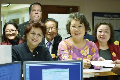 中國僑網(wǎng)市長候選人阿里奧圖(前左)與提案人陶陵生(前右)及支持者到選務(wù)處遞表,開始收集簽名建議干尼街改名為李孟賢街。(美國《世界日報》/記者李秀蘭 攝影)