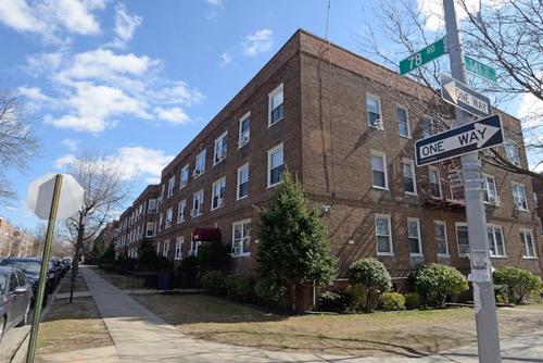 中國僑網(wǎng)姜國輝去年在森林小丘的合租公寓開槍打傷伴侶。(美國《世界日報》/記者朱澤人 攝影)