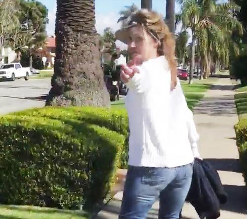 中國僑網(wǎng)金西學(xué)院教授Tarin Olson日前疑似對華裔夫婦說回到他們祖國面臨學(xué)校調(diào)查。(美國《世界日報》/影片截圖)