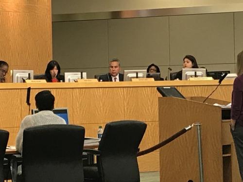 中國僑網(wǎng)休斯敦獨(dú)立學(xué)區(qū)教委在會(huì)議中各抒己見。(美國《世界日報(bào)》)