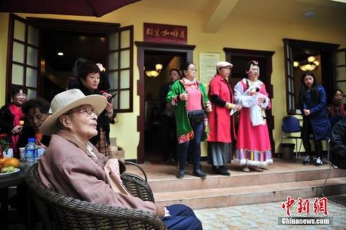 中國(guó)僑網(wǎng)資料圖:南僑機(jī)工與歸僑僑眷共度重陽(yáng)節(jié)。 中新社記者 劉冉陽(yáng) 攝