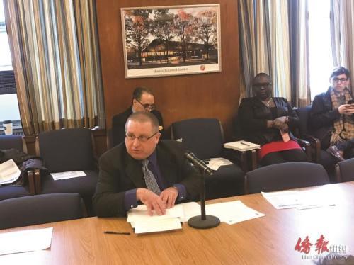 中國僑網(wǎng)美國財(cái)政部代表Matthew McWhirr(講話者)提醒民眾謹(jǐn)防假冒國稅局以逮捕威脅的詐騙手段。(紐約《僑報(bào)》/王伊琳 攝)