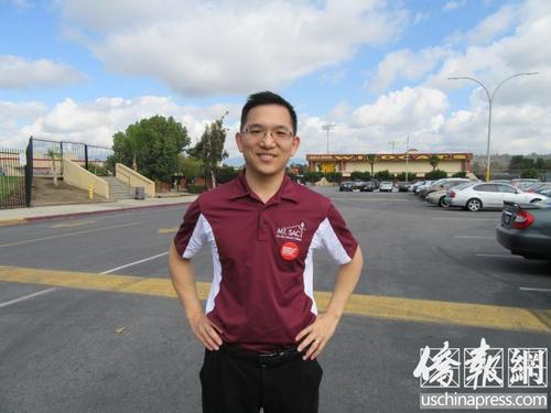 中國僑網(wǎng)圣安東尼社區(qū)學(xué)院理事陳介飛參加哈崗學(xué)區(qū)高中的紀(jì)念佛州校園槍擊案遇難者活動(dòng)。(美國《僑報(bào)》/記者翁羽 攝)