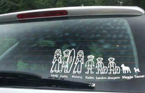 中國僑網(wǎng)標(biāo)注有家庭成員的玻璃貼。(南非華人警民合作中心)