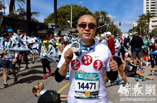 中國(guó)僑網(wǎng)在中美之間忙生意的張英林在秀他手上的洛杉磯馬拉松紀(jì)念幣。(美國(guó)《僑報(bào)》/邱晨 攝)