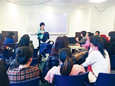 中國僑網(wǎng)羅淑華向家長講解照看特殊兒童注意事項(xiàng)。(美國《星島日報(bào)》)