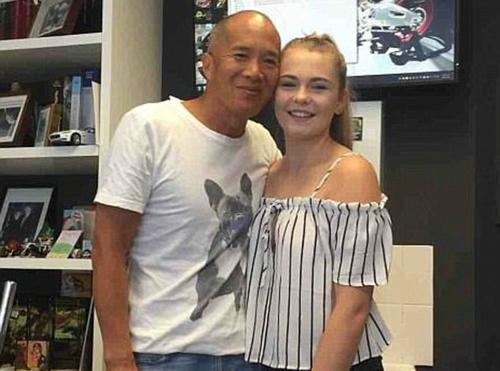 中國僑網(wǎng)華裔腦神經(jīng)外科醫(yī)生張正賢(Charlie Teo)和席亞拉(Ciara Nelson)。(澳洲新聞網(wǎng))