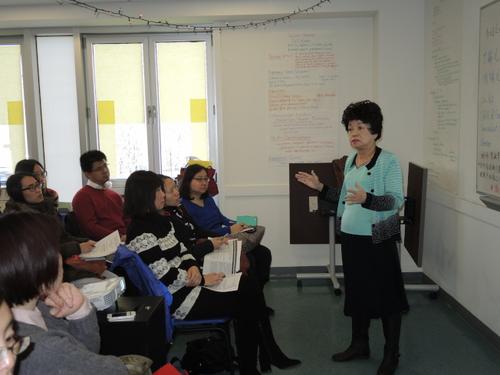 中國(guó)僑網(wǎng)羅淑華提醒家長(zhǎng)在照顧孩子時(shí)避免出現(xiàn)的錯(cuò)誤。(美國(guó)《世界日?qǐng)?bào)》/朱蕾 攝)