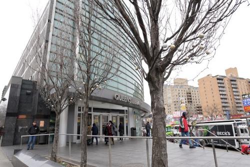 中國僑網(wǎng)法拉盛圖書館前的圣誕彩球裝飾,被華人女子亂摘。(美國《世界日報》/朱澤人 攝)