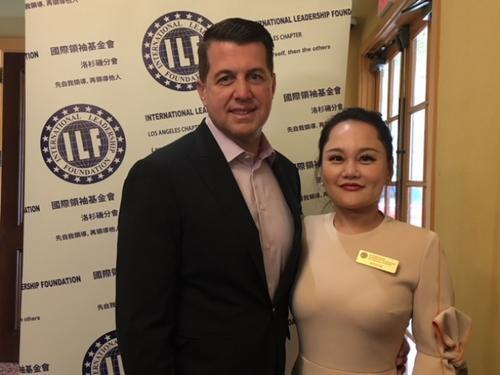 中國(guó)僑網(wǎng)軻海瑞和太太Cindy陳。(美國(guó)《世界日?qǐng)?bào)》/楊青 攝)