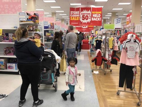 中國(guó)僑網(wǎng)玩具反斗城清倉(cāng)大甩賣。(美國(guó)《世界日?qǐng)?bào)》/張?jiān)?攝)