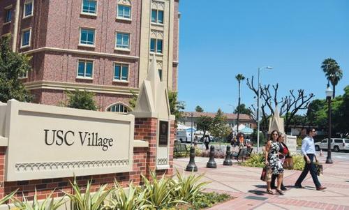 中國(guó)僑網(wǎng)南加大校園門前的中國(guó)學(xué)生。(美國(guó)《僑報(bào)》)