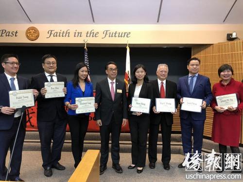 中國僑網(wǎng)林達堅市長為參加講座的律師頒發(fā)證書。(美國《僑報》/夏嘉 攝)