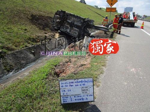 中國(guó)僑網(wǎng)工作人員找人移開肇事車。(馬來(lái)西亞《中國(guó)報(bào)》)