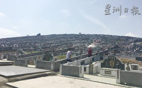 中國僑網(wǎng)武吉加埔村委會華人代表施志榮不排除有更多墓地遭到惡意破壞。(馬來西亞《星洲日報》圖片)