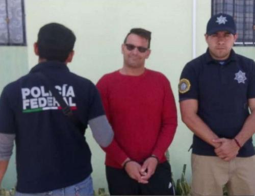 中國僑網(wǎng)艾斯特里遭執(zhí)法人員逮捕。(美國《世界日報》)