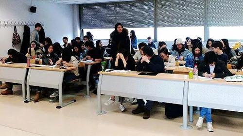 中國僑網(wǎng)馬德里康普斯頓大學(xué)新聞研究碩士專業(yè)的一堂課 (法國《歐洲時(shí)報(bào)》西班牙版微信公眾號援引西班牙《國家報(bào)》圖片)