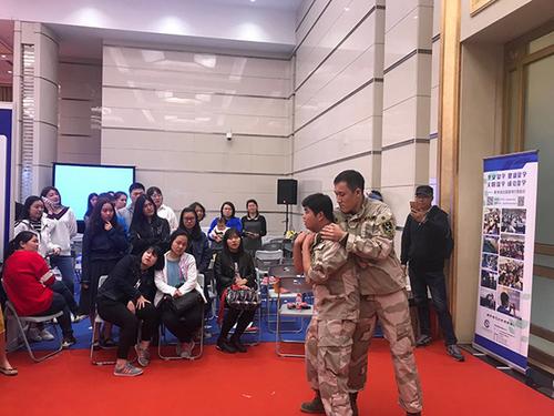 中國(guó)僑網(wǎng)安保專家演示和講解留學(xué)防御措施