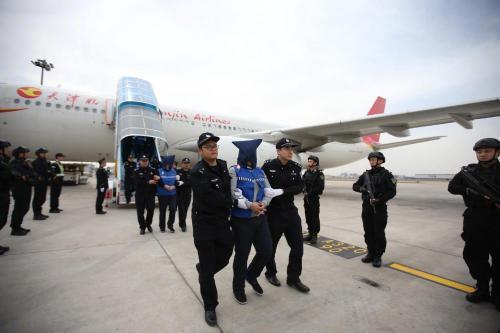 中國(guó)僑網(wǎng)4月4日,78名臺(tái)灣電信網(wǎng)絡(luò)詐騙嫌犯從菲律賓被押解回國(guó) (圖片來(lái)源:公安部刑事偵查局官方微博)