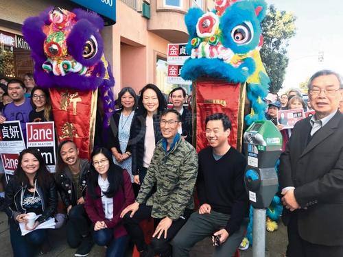 中國僑網(wǎng)舊金山市長候選人金貞妍(中)設(shè)在列治文區(qū)基利大道的西面競選辦事處開幕。(美國《世界日?qǐng)?bào)》/李秀蘭 攝)