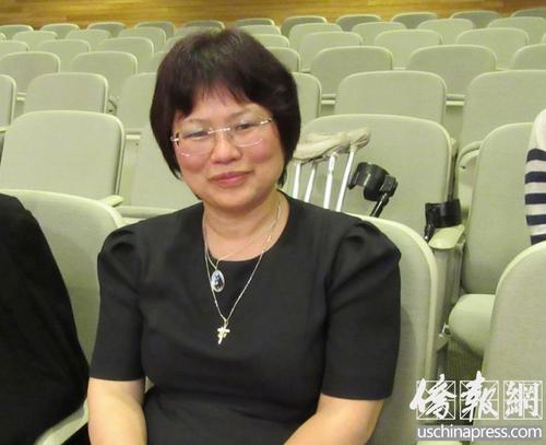 中國(guó)僑網(wǎng)吳嘉莉到亞市市議會(huì)大廳等待投票結(jié)果。(美國(guó)《僑報(bào)》/翁羽 攝)