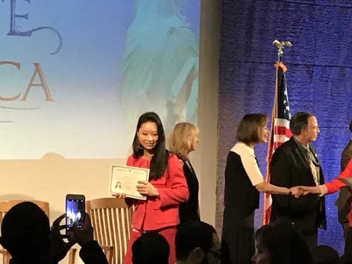 中國僑網(wǎng)蔡女士拿到美國公民紙。(美國《世界日報》/釗宇 攝)