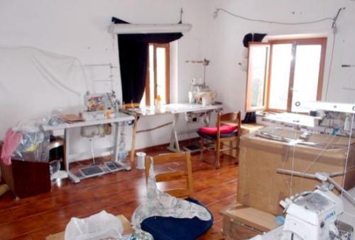 中國(guó)僑網(wǎng)華人用民居改建的服裝生產(chǎn)車(chē)間。(意大利歐聯(lián)網(wǎng) 資料圖)