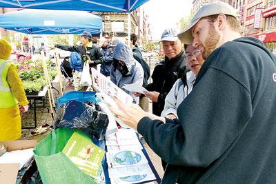 中國(guó)僑網(wǎng)資料圖:2017年4月22日舉行的“華埠地球日”。(美國(guó)《星島日?qǐng)?bào)》)