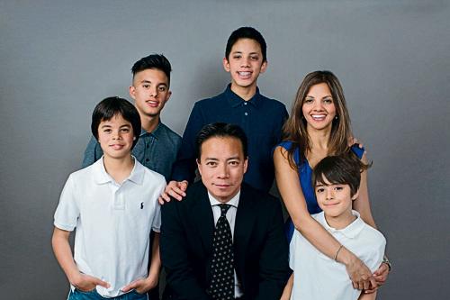 中國僑網(wǎng)Ken Sim(前中)和家人合照。(加拿大《星島日報(bào)》)