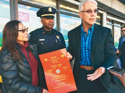 中國僑網地檢長賈斯康(右)到肖化區(qū)派發(fā)新設計的防詐騙中文海報,加入宣傳防罪者有灣景分局長福特(中)及社區(qū)領袖李女士(左)。(美國《世界日報》/李秀蘭 攝)