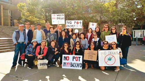 中國(guó)僑網(wǎng)康縣反娛樂(lè)大麻聯(lián)盟成員到場(chǎng)表態(tài)反對(duì)娛樂(lè)大麻。(美國(guó)《世界日?qǐng)?bào)》/麥曉越供圖)