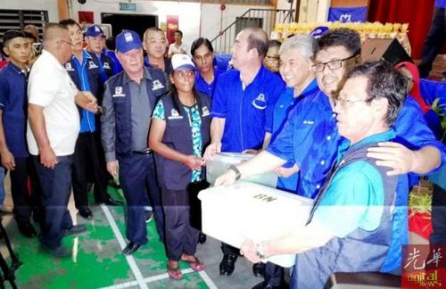 中國僑網(wǎng)扎希德(右3)與巴也明光助選團隊合影。(馬來西亞《光華日報》)