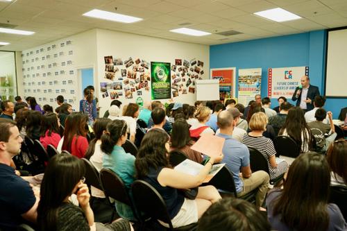 中國僑網(wǎng)美國國會議員第45選區(qū)民主黨候選人座無虛席,吸引諸多華裔參與。(美國《世界日報》/陳開 攝)