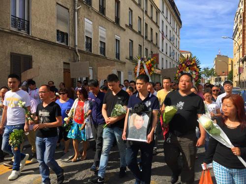 中國(guó)僑網(wǎng)資料圖:遭暴力搶劫而喪生的華人張朝林的家屬。(圖片來源:法國(guó)《歐洲時(shí)報(bào)》記者 黃冠杰 攝)