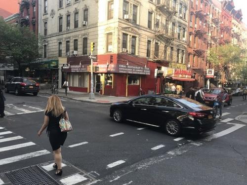 中國僑網(wǎng)下東城高中臨近的柯林頓街交利文頓街路口,過去五年有7名行人和單車騎士因車禍?zhǔn)軅#绹妒澜缛請?bào)》/和釗宇 攝)