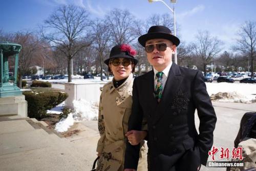 中國僑網(wǎng)資料圖:周立波與妻子胡潔進入法庭。中新社記者 廖攀 攝