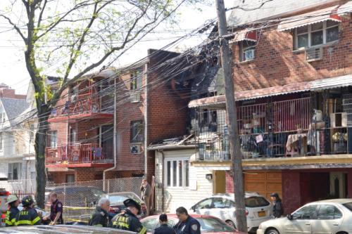 中國僑網(wǎng)失火房屋。(美國《世界日報》/朱澤人 攝)