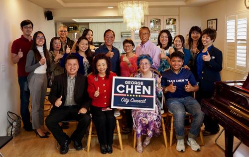 中國僑網(wǎng)陳光豪(后排右五)與支持者在活動現(xiàn)場合影。(美國《世界日報》/陳開 攝)