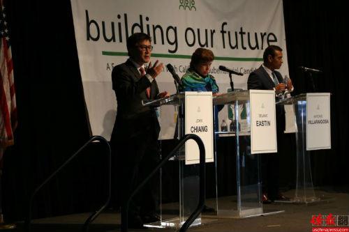 中國僑網(wǎng)江俊輝在辯論會上發(fā)言。(美國《僑報》/高睿 攝)