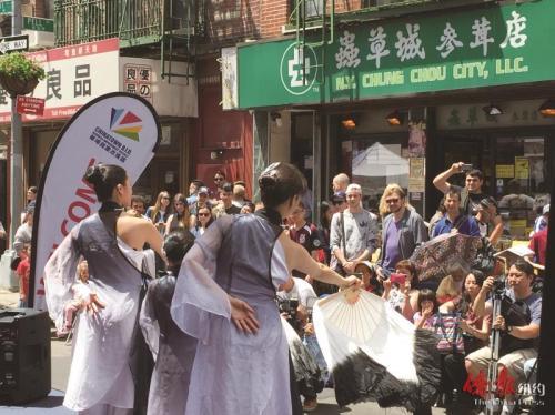 中國僑網(wǎng)民眾欣賞豐富多彩的文藝表演。(美國《僑報》/林菁 攝)