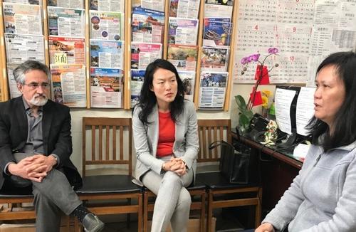 中國(guó)僑網(wǎng)佩斯金(左起)及金貞妍聽取旅行社老板娘關(guān)于治安的意見。(美國(guó)《世界日?qǐng)?bào)》/李秀蘭 攝)