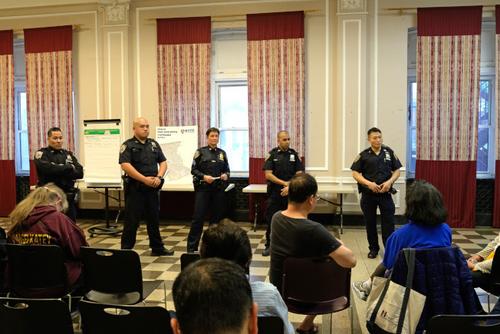 中國(guó)僑網(wǎng)110分局22日晚舉行小區(qū)協(xié)調(diào)警員會(huì)議。(美國(guó)《世界日?qǐng)?bào)》/朱澤人 攝)