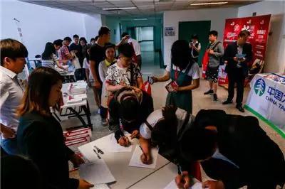 中國僑網(wǎng)中國駐英國使館舉辦留英學(xué)生行前準備會。