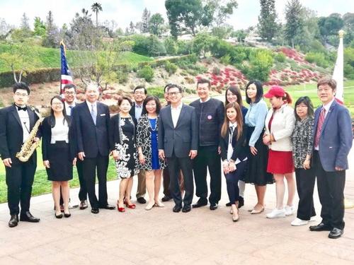 中國(guó)僑網(wǎng)律師方孝偉等一眾好友和支持者26日為江俊輝(右七)舉辦募款早餐會(huì)。(美國(guó)《世界日?qǐng)?bào)》/方孝偉提供)