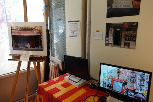 中國僑網(wǎng)參觀者可通過手機程序觀看華埠九個地點的過去樣貌與現(xiàn)今模樣。(美國《世界日報》/金春香 攝)