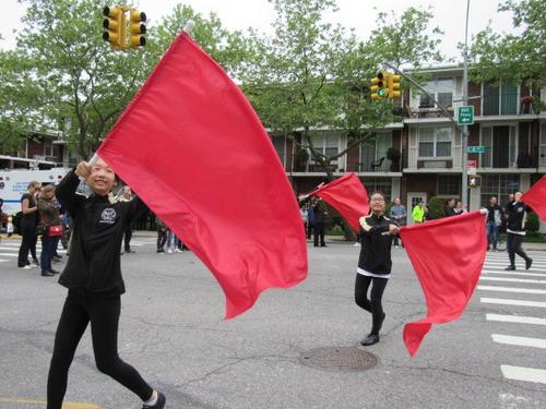 中國(guó)僑網(wǎng)隊(duì)伍中有不少華人學(xué)生面孔。(美國(guó)《世界日?qǐng)?bào)》/顏嘉瑩 影)