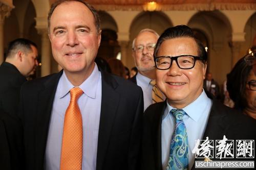 中國僑網(wǎng)廖欽和在會上與謝安達一起合影。(美國《僑報》/高睿 攝)