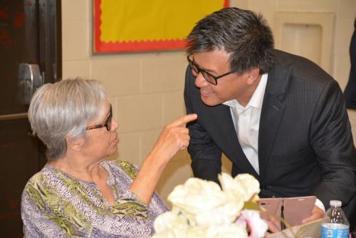 中國僑網(wǎng)美國加州州長候選人、加州財務(wù)長江俊輝聆聽拉美裔老人的心聲。 (美國《世界日報》/王千惠 攝)